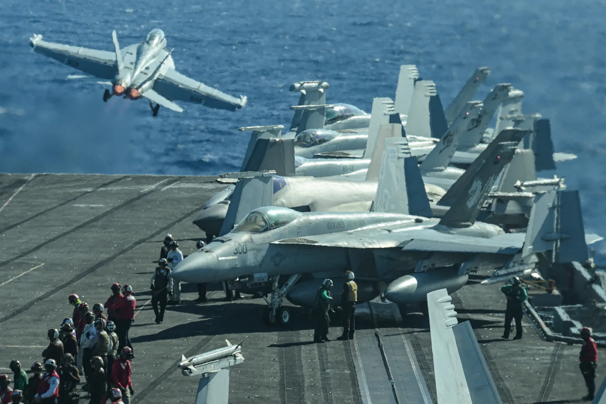 Несподівана близька зустріч безпілотника з французьким авіаносцем «Шарль де Голль» у шведському Мальме